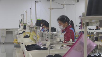 【快訊】趕工期 抓效率 梁平仰慕服飾每天趕制產品3000件